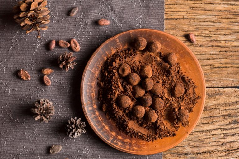 flat-lay-chocolate-truffles-cocoa-powder (1)